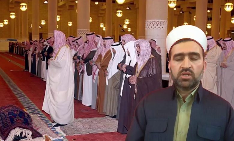 يسلِّم الإمام في صلاة الجنازة .