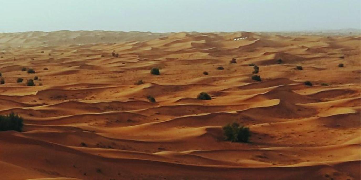 تؤدي عملية الترسيب الناتجة بفعل الرياح في المناطق الصحراوية إلى
