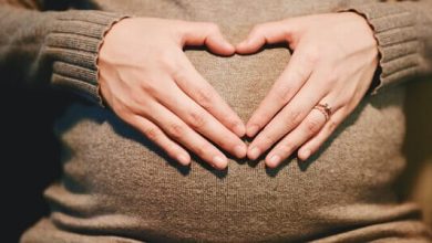 هل عدم نزول إفرازات قبل الدورة من علامات الحمل