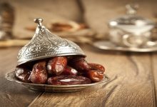 ما هو الطعام الذي يفضل أن يفطر عليه المسلمون اقتداء بسنة النبي صلى الله عليه وسلم؟