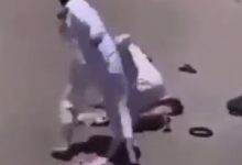فيديو طالب في ثانوية الملك خالد يعتدي على معلمه بالضرب