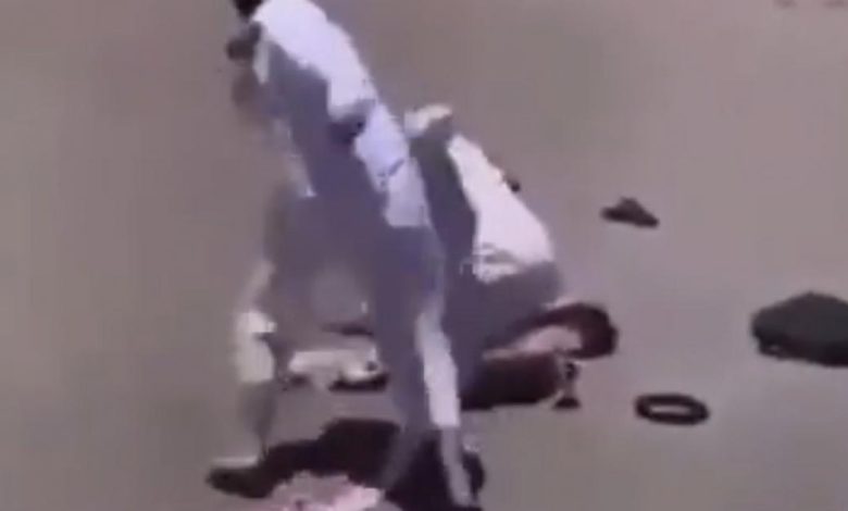 فيديو طالب في ثانوية الملك خالد يعتدي على معلمه بالضرب