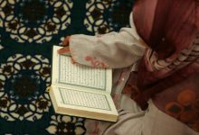 ما هي الكلمة التي تقسم القرآن الكريم إلى قسمين متساويين تماما