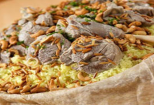 تشتهر عرعر طبق من الأرز و و اللحم مع السمن البري مع خبز الصاج