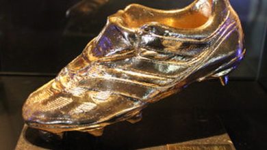 الحذاء الذهبي مصنوع من الذهب الحقيقي.