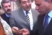 فيديو مواطن يخرج أفيون مخدر بدل من التذكرة في محطة مصر