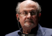 فيديو مقتل سلمان رشدي مؤلف ايات شيطانية في نيويورك